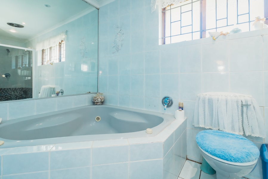 4 Bedroom Property for Sale in Loerie Park Western Cape